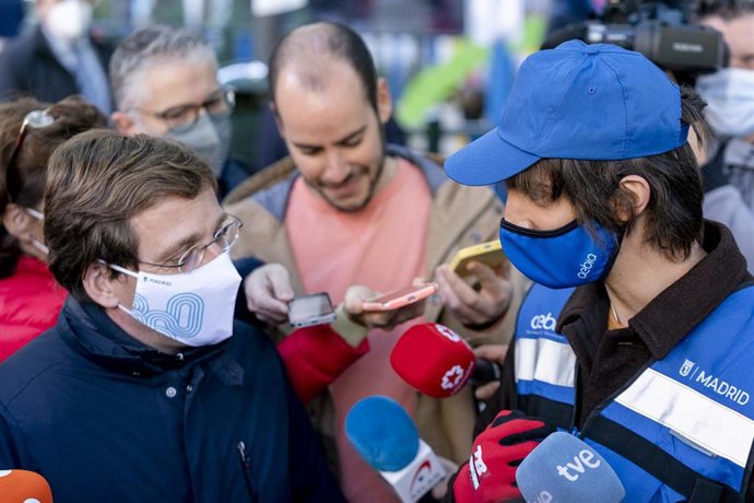 El alcalde de Madrid, José Luis Martínez Almeida, responde a los medios durante una visita al entorno de la plaza de Peñuelas para supervisar la evolución del programa de Prestación Ambiental Sustitutoria (PAS), en la Plaza de Peñuelas