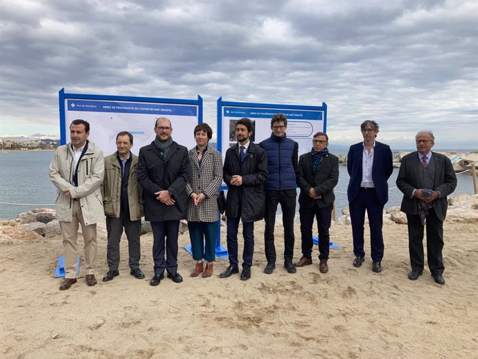El president del Port de Barcelona, Dami Calvet, al costat dels responsables de la infraestructura i de la UTE adjudicatria