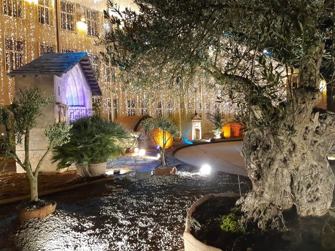 Archivo - Belén Monumental de Logroño, iluminado por la noche.