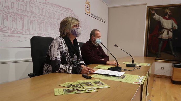 La concejal de Igualdad, Argelia Cabado, acompañada del presidente de la asociación micológica, Rafael Gallego, presentan la Semana Micológica.