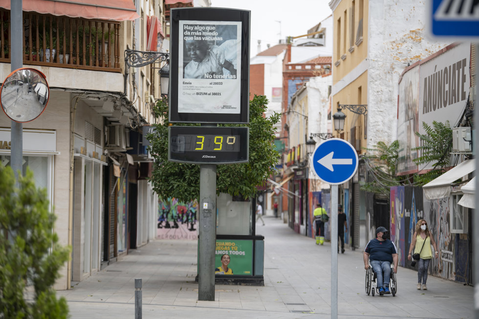 Un termómetro maraca 39 grados centígrados en la Calle Postas, a 11 de agosto de 2021, en Ciudad Real, Castilla-La Mancha, (España). 
