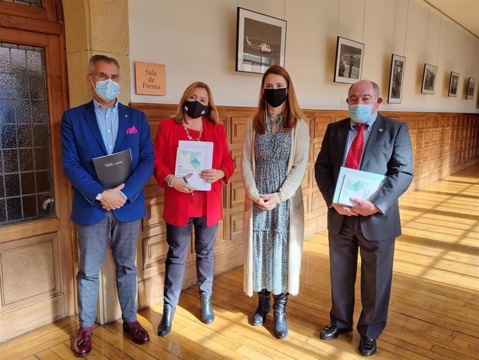 De izquierda a derecha, Carlos Siñeriz de Paz, director general de la Fundación Cajastur; Rosa María Sainz Menéndez, directora del IUOPA; Cristina González-Morán, directora general de Universidades del Principado de Asturias, y Antonio Fueyo, vicerrector