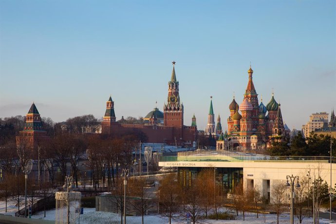 Archivo - Vista panorámica del Kremlin y la catedral de San Basilio