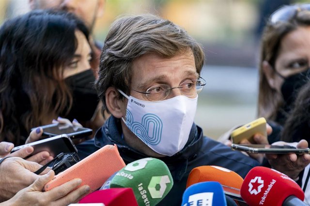 El alcalde de Madrid, José Luis Martínez Almeida, responde a los medios durante una visita al entorno de la plaza de Peñuelas  