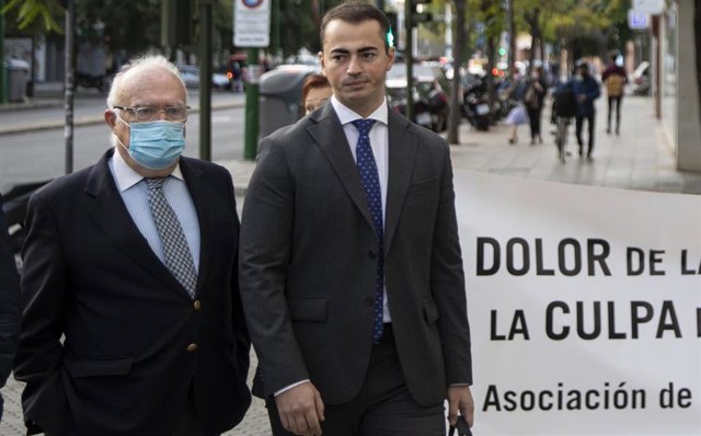 A la izquierda de la imagen, Criado llegando al juicio