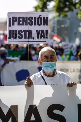 Archivo - Un pensionista en una manifestación para pedir pensiones justas