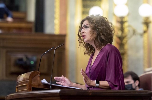 La ministra de Hacienda, María Jesús Montero, interviene en una sesión plenaria en el Congreso de los Diputados, a 3 de noviembre de 2021, en Madrid, (España). 