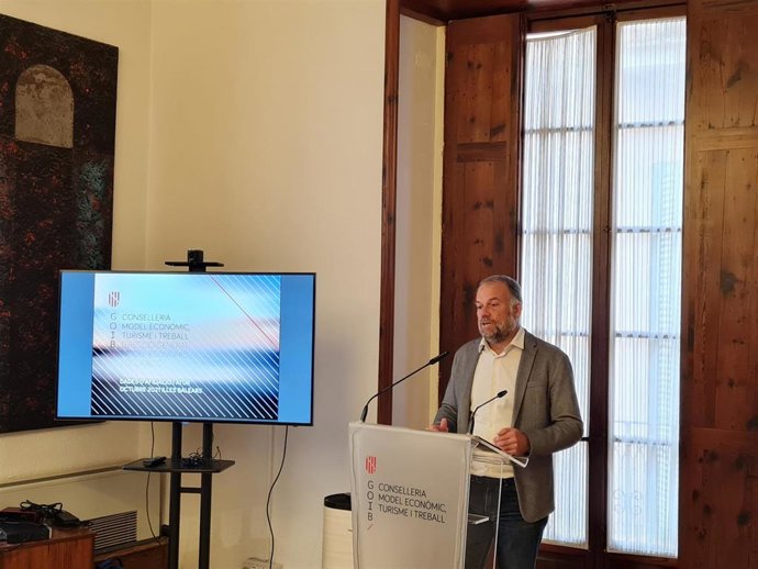 El director general de Modelo Económico y Empleo del Govern balear, Lloren Pou, en rueda de prensa.