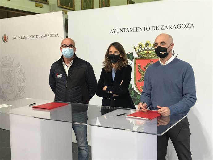 La consejera municipal de Hacienda, María Navarro; el presidente de la Asociación Provincial de Auto-Taxi de Zaragoza, Mariano Morón; y el presidente de la Cooperativa Auto-Taxi de Zaragoza, Sergio Artal, firman sendos convenios