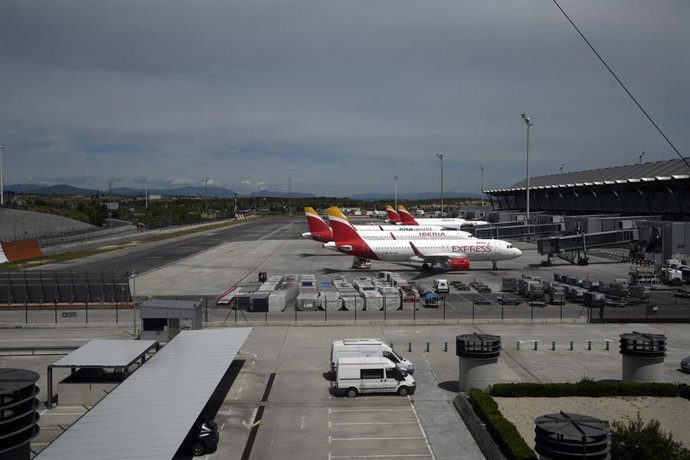 Archivo - Aviones aparcados en el Aeropuerto Adolfo Suárez Madrid Barajas, en Madrid, (España).