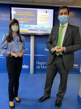 La directora general de Movilidad y Litoral, Marina Munuera, y el consejero de Fomento e Infraestructuras, José Ramón Díez de Revenga, tras la presentación del nuevo sistema de movilidad regional para el área metropolitana de Murcia