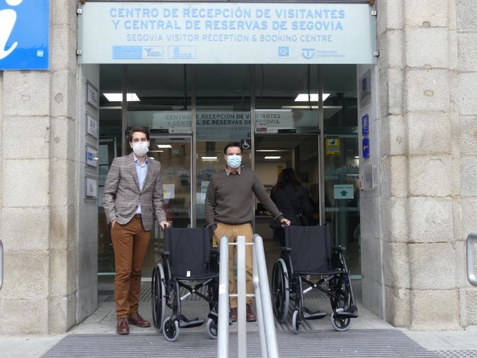 El concejal de Turismo, Miguel Merino (izquierda) y el gerente de la empresa Siempre en las Nubes, José Luis Calderón (derecha)