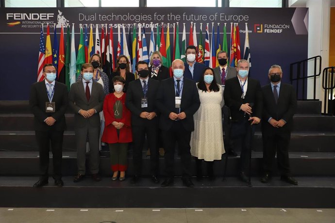 El presidente de la Diputación de Córdoba, Antonio Ruiz (cuarto por la dcha.), y otras autoridades cordobesas en la Feria Internacional de Defensa y Seguridad.