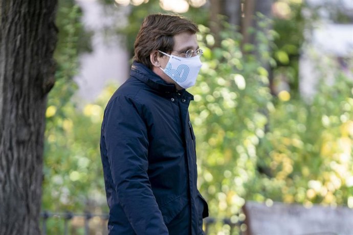 El alcalde de Madrid, José Luis Martínez Almeida, durante una visita al entorno de la plaza de Peñuelas para supervisar la evolución del programa de Prestación Ambiental Sustitutoria (PAS) 