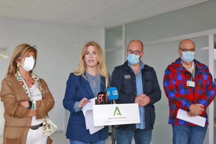 Ana Mestre con el alcalde de El Puerto y la delegada de Salud en el centro de salud Ángel Salvatierra.