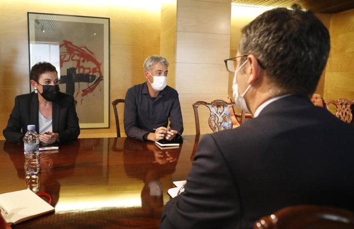 Archivo - (I-D) La portavoz de EH Bildu en el Congreso, Mertxe Aizpurua y el diputado de EH Bildu, Oskar Matute, durante su reunión con el ministro de la Presidencia, Relaciones con las Cortes y Memoria Democrática, Félix Bolaños, a 22 de septiembre de 