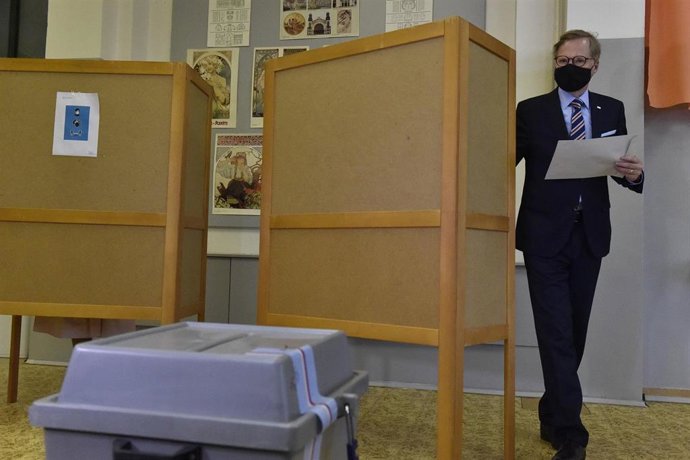 Archivo - Petr Fiala, líder del ODS, vota en las elecciones de 2020
