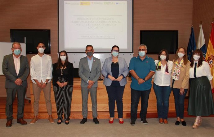 Foto de familia tras la firma de los contrato-programas para el desarrollo del PROA+