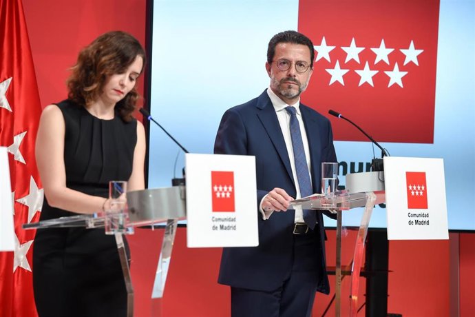 La presidenta de la Comunidad de Madrid, Isabel Díaz Ayuso, y el consejero de Economía, Hacienda y Empleo de la Comunidad de Madrid, Javier Fernández-Lasquetty, responden a los medios tras una reunión del Consejo de Gobierno de la Comunidad de Madrid, e