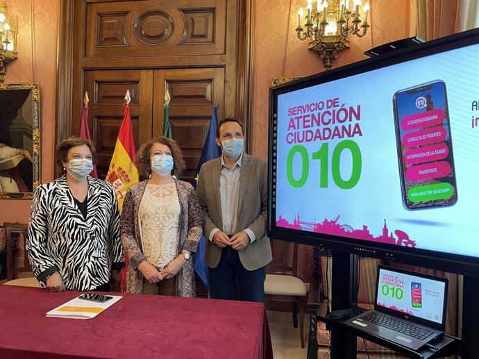 La delegada de Participación Ciudadana, Adela Castaño (en el centro de la imagen), ha presentado los nuevos servicios para la atención a los ciudadanos.