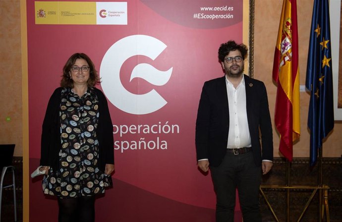 El director de AECID, Antón Leis, y la directora de la AACID, María Luz Ortega, durante un encuentro en Madrid