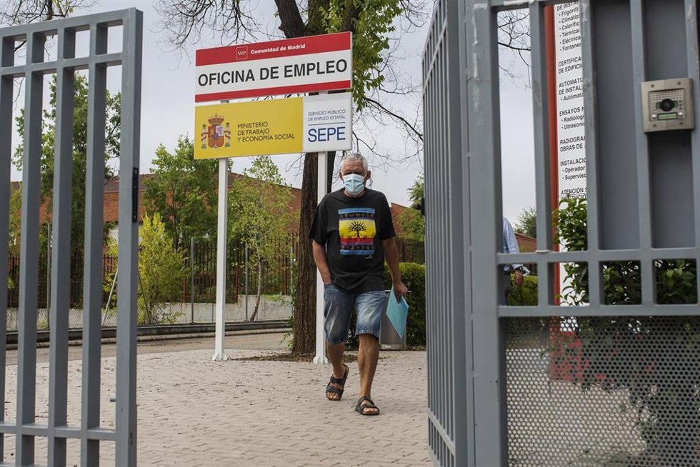 Archivo - Un hombre en la puerta de una oficina del SEPE