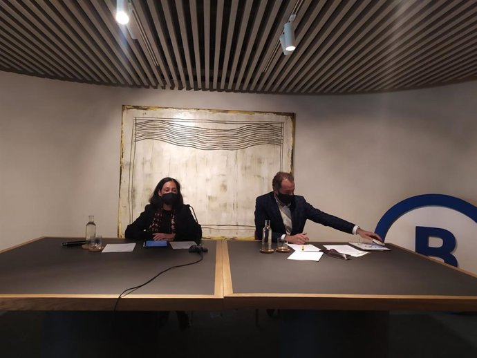 La presidenta de la asociación Barcelona Global, Aurora Cat, y el director general de la entidad, Mateu Hernández, durante la presentación de los 10 ejes de trabajo que proponen para la recuperación del turismo en la ciudad.