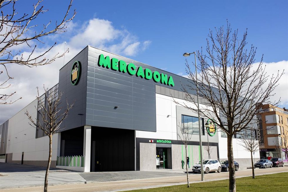 Archivo - Nuevo supermercado de Mercadona en El Peral, en Valladolid.
