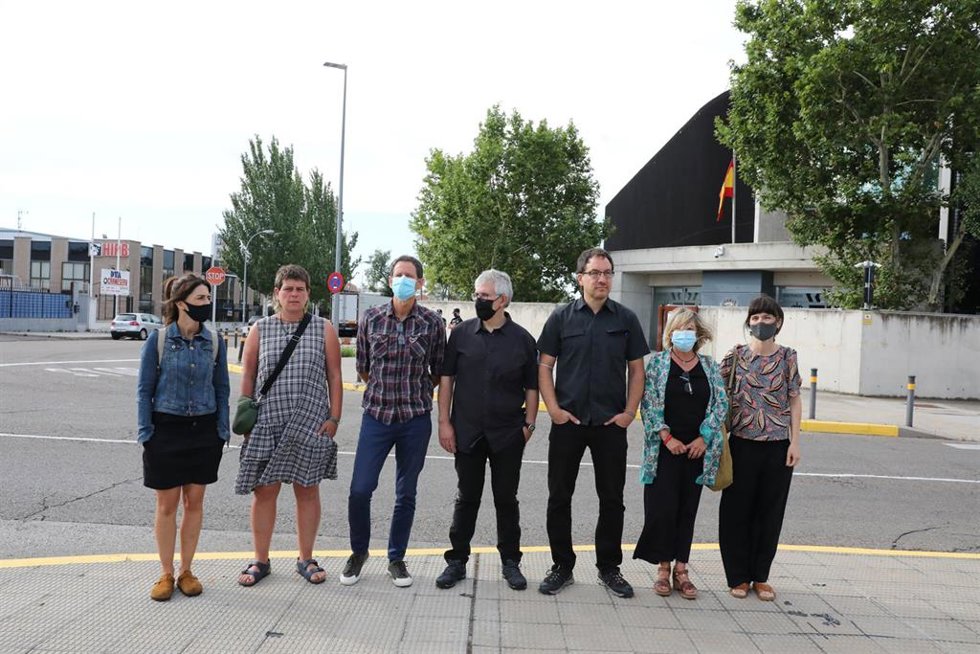 Archivo - La encargada de la correspondencia en el entorno de ETA Saioa Aguirre (1i); la acusada Nerea Redondo (2i); el abogado de presos de la organización terrorista ETA Jon Enparantza (3i); el abogado Julen Zelarain (4i); la abogada de presos de ETA 