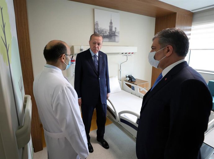 Archivo - El presidente turco, Recep Tayyip Erdogan, y el ministro de Sanidad,Fahrettin Koca.