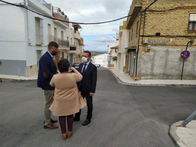 El delegado territorial de Regeneración, Justicia y Administración Local de la Junta en Sevilla, Javier Millán, y el alcalde de Estepa, Antonio Jesús Muñoz, visitan la avenida de los Cristos
