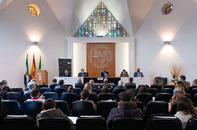 Profesores, políticos y militares participan en Cáceres en las II Jornadas de Liderazgo que han sido inauguradas por el presidente de la Junta de Extremadura, Guillermo Fernández Vara