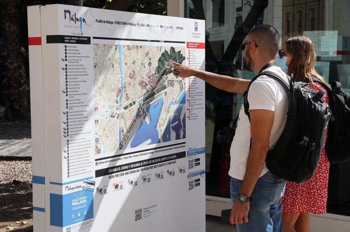 Varios turistas pasean por la calles de Málaga 