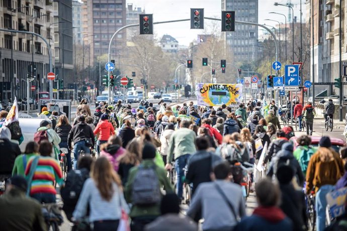 Archivo - 19 March 2021, Italy, Milan: Activists take part in a bike strike as part of a Fridays for Future global climate strike calling for the need for a radical reduction in global greenhouse gases emissions and other measures to fight climate chang