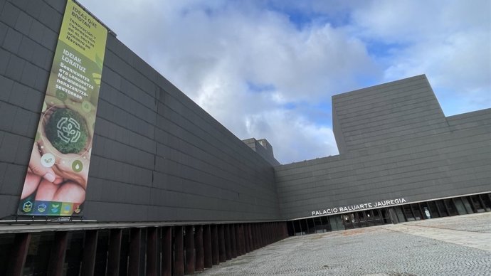 Cartel de la exposición en Baluarte.