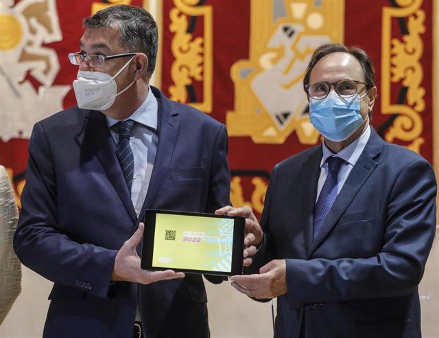 El conseller de Hacienda de la Generalitat Valenciana, Vicent Soler (d), y el presidente de Les Corts, Enric Morera (i)