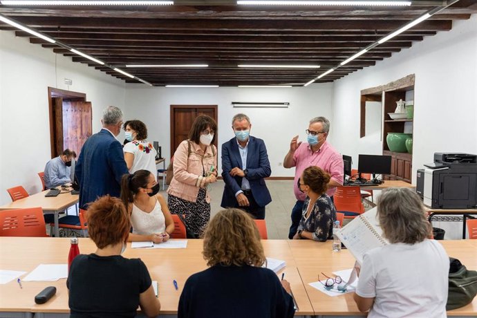 El consejero de Vivienda del Gobierno de Canarias, Sebastián Franquis, en una visita a las trabajadoras sociales de la oficina de apoyo a los damnificados por la erupcoón volcánica en La Palma