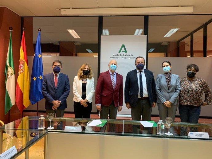 La Consejería de Educación y la Fundación Alcohol y Sociedad firman un convenio para prevenir el consumo de alcohol en menores de edad