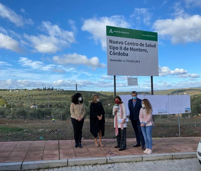 La delegada de Salud y Familias de la Junta de Andalucía en Córdoba, María Jesús Botella (centro), en su visita a Montoro.