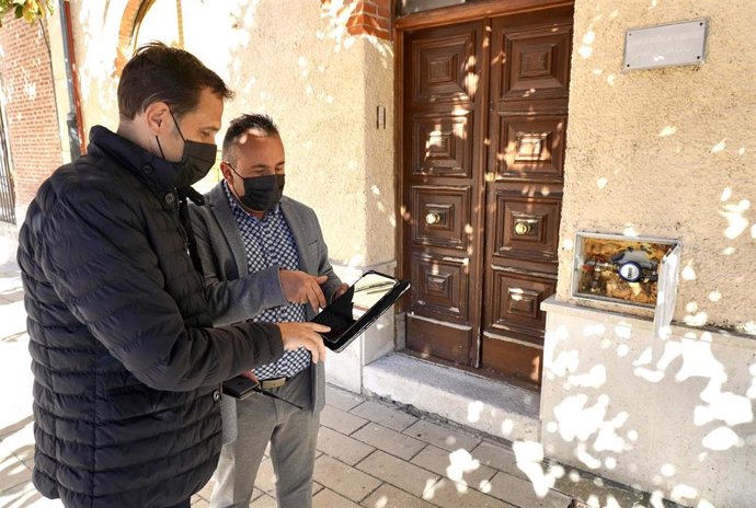 Conrado Iscar (I) junto al alcalde de Pedrajas (D).