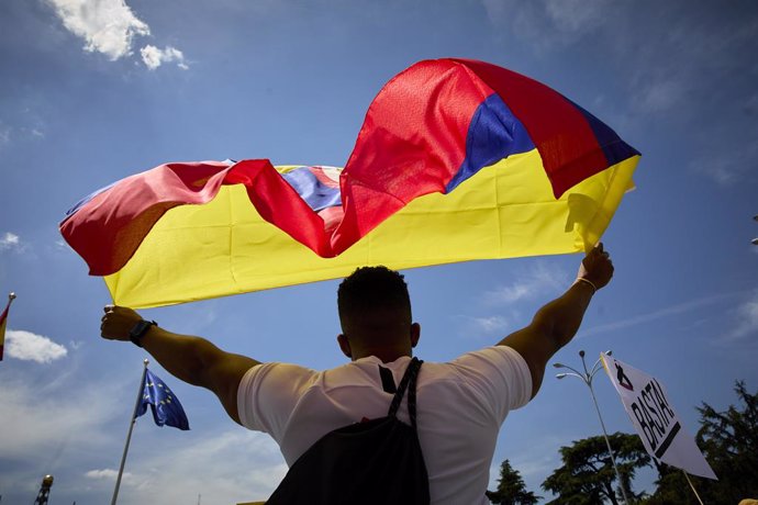 Archivo - Un hombre ondea una bandera de Colombia durante una nueva manifestación de apoyo al pueblo colombiano frente a la Puerta de Alcalá, a 8 de mayo de 2021, en Madrid (España). Esta protesta en la capital se suma a las convocadas en distintos punt