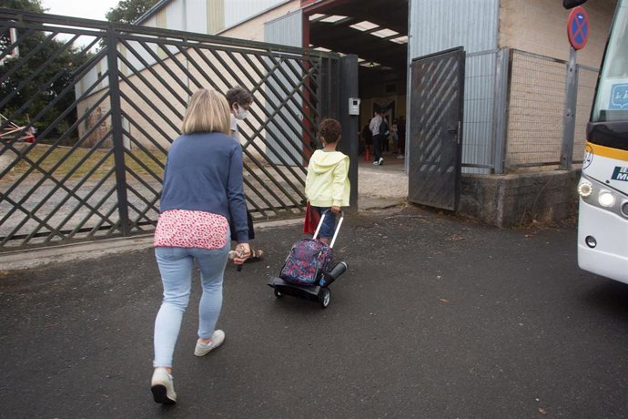 Archivo - Una madre acompaña a su hijo a las puertas de un colegio de Galicia.