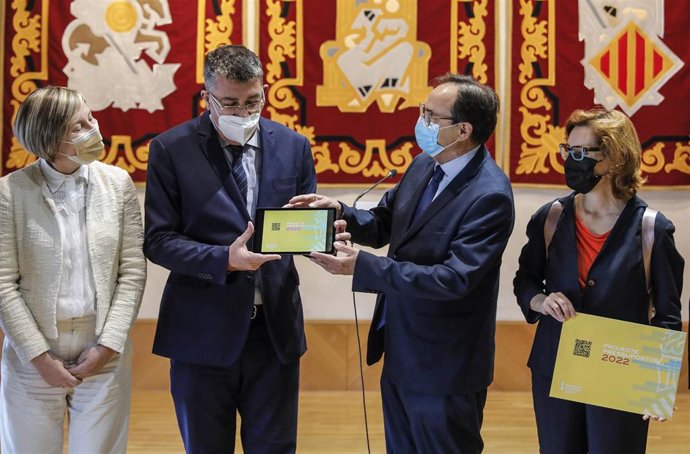 El conseller de Hacienda de la Generalitat Valenciana, Vicent Soler (2d), y el presidente de las Cortes Valencianas, Enric Morera (2i), durante la recepción del proyecto de ley de los presupuestos de la Generalitat Valenciana para 2022, en el Palau dels