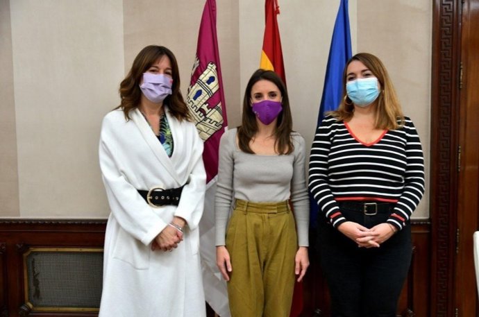 La ministra de igualdad, Irene Montero, y la secretaria de Estado de Igualdad y contra la Violencia de Género, Ángela Rodriguez, se ha reunido esta mañana con la consejera de Igualdad y portavoz del Gobierno de Castilla-La Mancha, Blanca Fernández