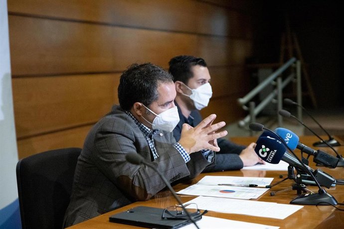 El viceconsejero de Empleo del Gobierno de Canarias, Gustavo Santana, en una rueda de prensa para informar sobre los datos del paro de octubre