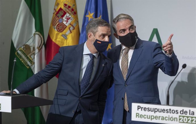 El consejero de Hacienda y Financiación Europea, Juan Bravo (i), y el consejero de Presidencia, Elías Bendodo (d), durante la rueda de prensa posterior a la reunión del Consejo de Gobierno de la Junta de Andalucía. A 03 de noviembre de 2021, en Sevilla 