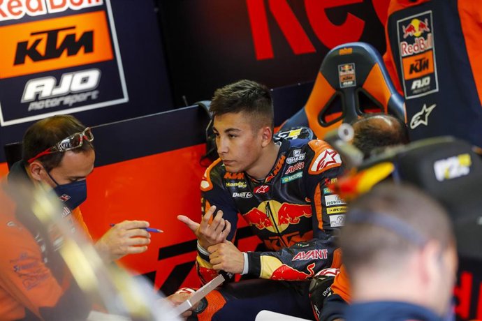 Rául Fernández en el box del Red Bull KTM Ajo durante el Gran Premio de la Emilia Romaña 2021