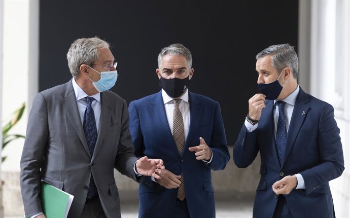 El consejero de la Presidencia, Administración Pública e Interior y portavoz del Gobierno andaluz, Elías Bendodo (c); el consejero de Hacienda y Financiación Europea, Juan Bravo (d), y el consejero de Transformación Económica, Industria, Conocimiento y 