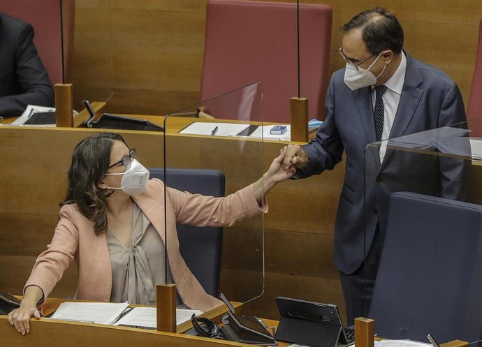 Archivo - La vicepresidenta de la Comunidad Valenciana, Mónica Oltra, y el conseller de Hacienda, Vicent Soler, conversan durante un pleno de las Cortes valencianas en el Palau de las Cortes Valencianas, a 27 de septiembre de 2021