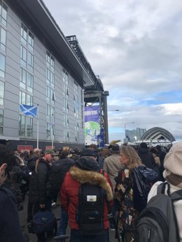 Amigos de la Tierra denuncia los fallos logísticos y las dificultades para acceder al recinto donde se desarrollan las negociaciones de la COP26 que se celebra en Glasgow (Reino Unido) y advierte de que eso favorece la exclusión de países en desarrollo.